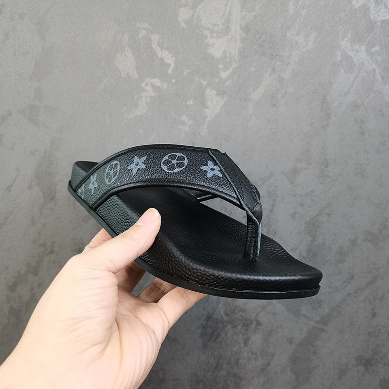 new Free delivery Slippers Beach slippers for summer comfortable and fashionable thick soled non slip worn for vacation