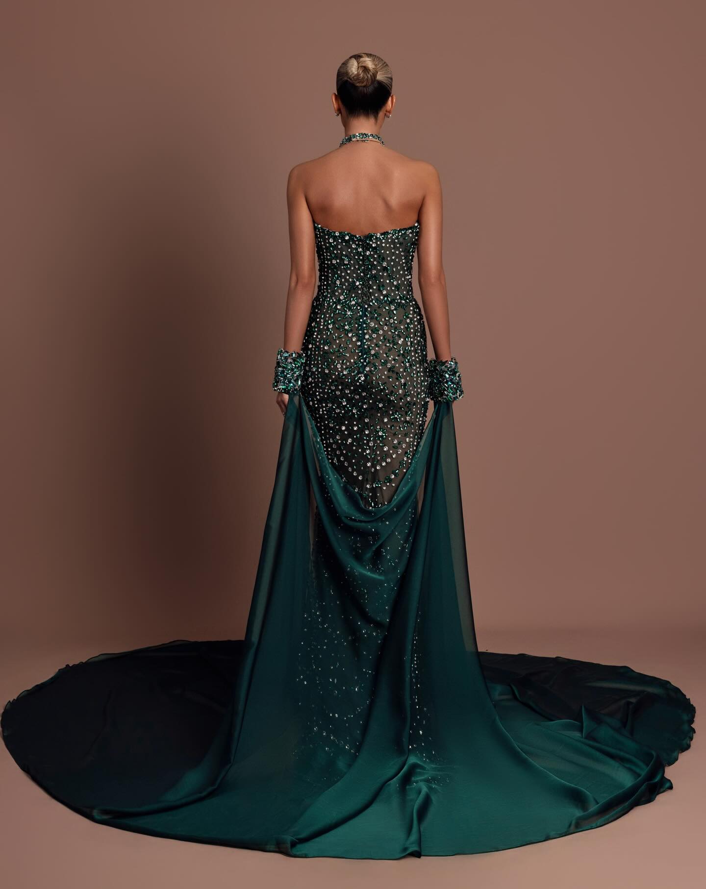 Unique Evening Dresses Crystal Rhinestone Prom Dress Halter Sleeveless Backless Illusion Customized Party Gown Vestidos De Noche Plus Size
