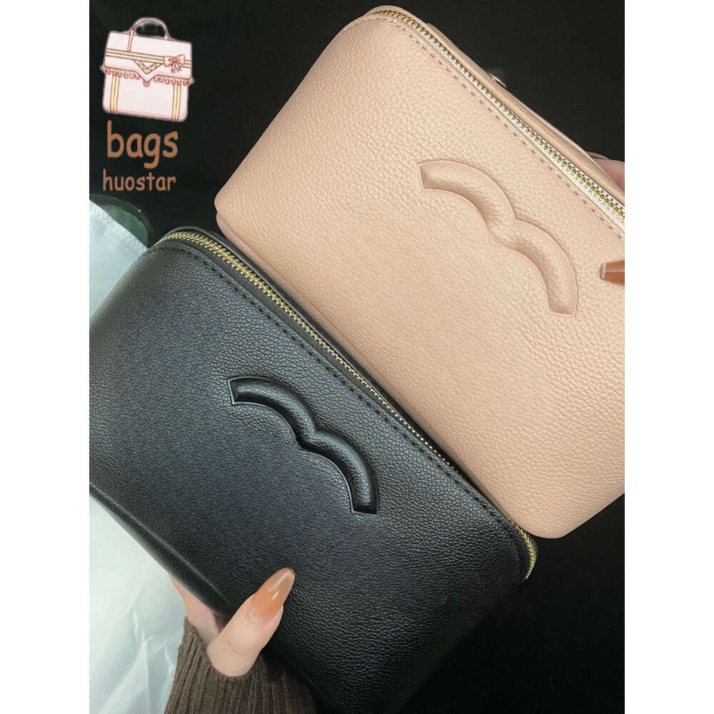 Designer Large Capacity Cosmetic Bags Women's Toiletries Portable storage makeup bags Travel make up bags Separate makeup bags from wet and dry