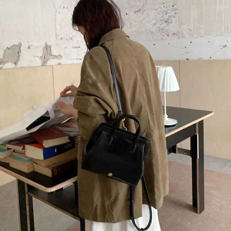 Autumn and winter women's bags clip niche retro black backpacks trendy handbags Z260124