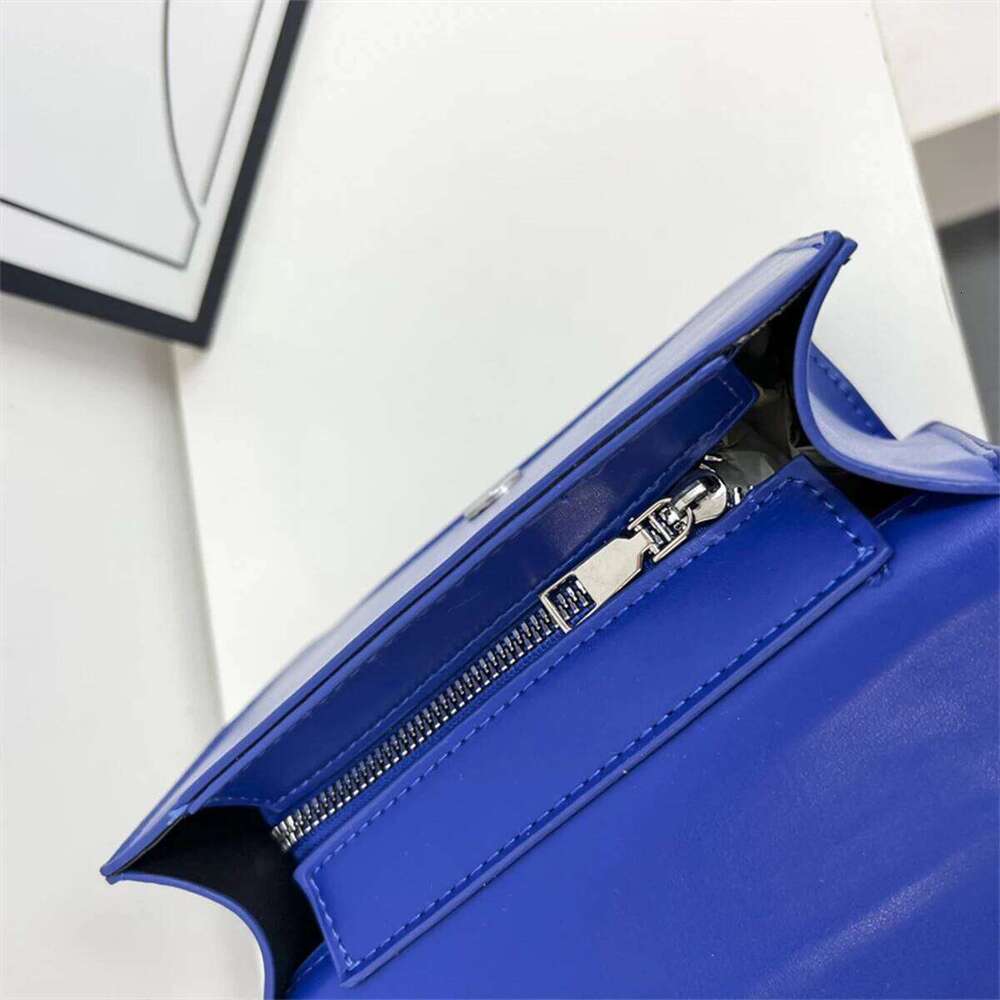 Women's Fashion Flap Crossbody PU Metal Letter Logo Adjustable Chain Strap Lightweight Magnetic Closure Multi-Use Daily Bag Z260124