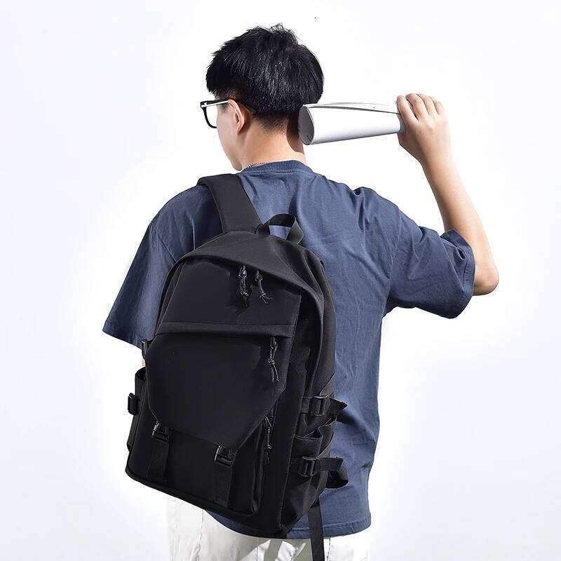 Simple solid color travel backpack, plenty of storage space, very suitable for commuting, school, work and going out. Z260124