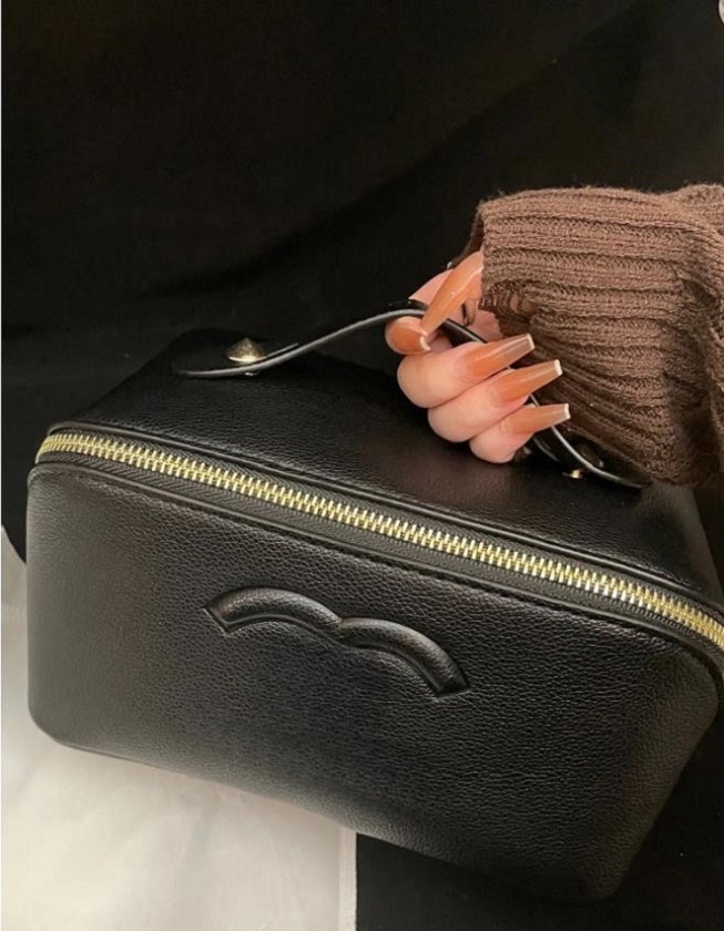 Designer Large Capacity Cosmetic Bags Women's Toiletries Portable storage makeup bags Travel make up bags Separate makeup bags