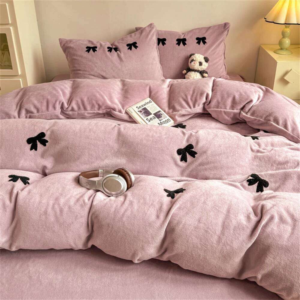 Bowknot Bedding Milk Four-Piece Set Duvet Thickened Coral Velvet Quilt Cover Bed Sheet Pillowcase Home Textiles Y260124