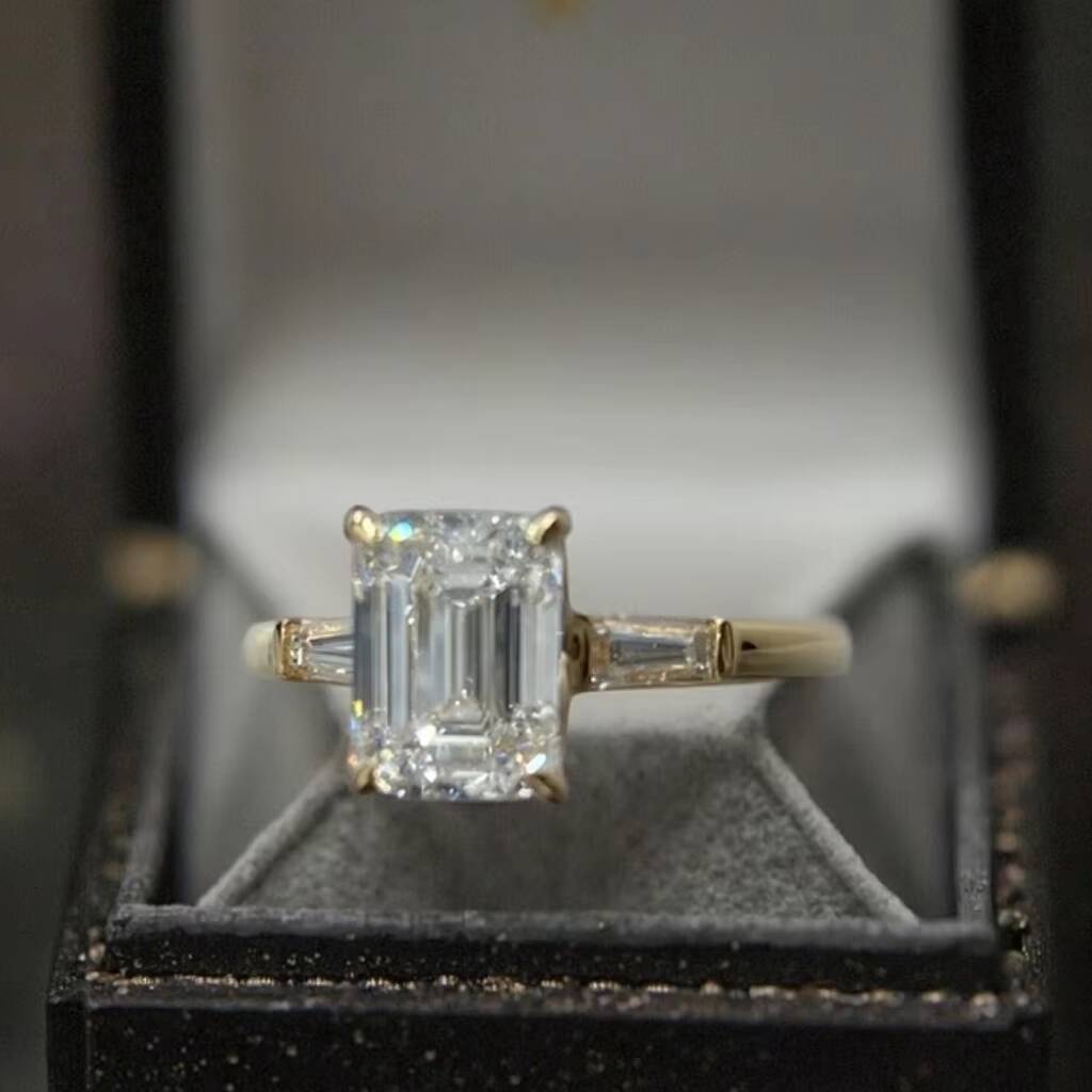 18K Gold Lab-Grown Emerald and Diamond Ring Direct Supply From Lab-Grown Gemstone Factory