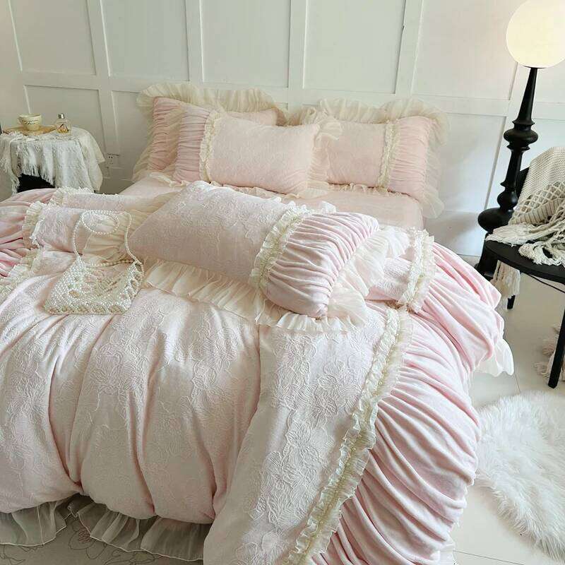 Pink Princess Style Pleated Lace Ruffles Carved Velvet Warm Soft Bedding Set Duvet Cover Flat/Fitted Bed Sheet Pillowcases 4Pcs Y260124