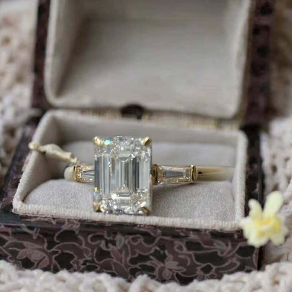 18K Gold Lab-Grown Emerald and Diamond Ring Direct Supply From Lab-Grown Gemstone Factory