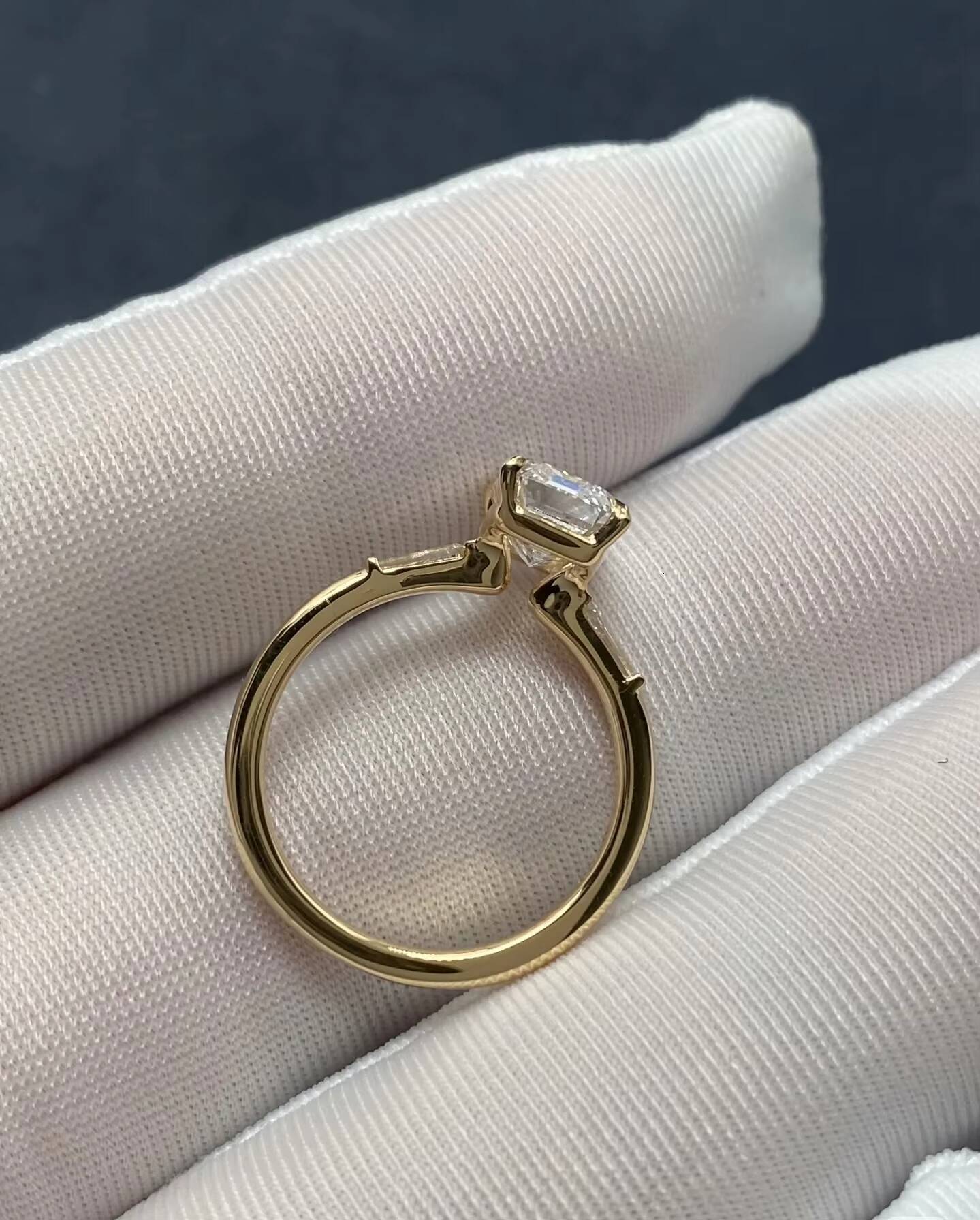 18K Gold Lab-Grown Emerald and Diamond Ring Direct Supply From Lab-Grown Gemstone Factory