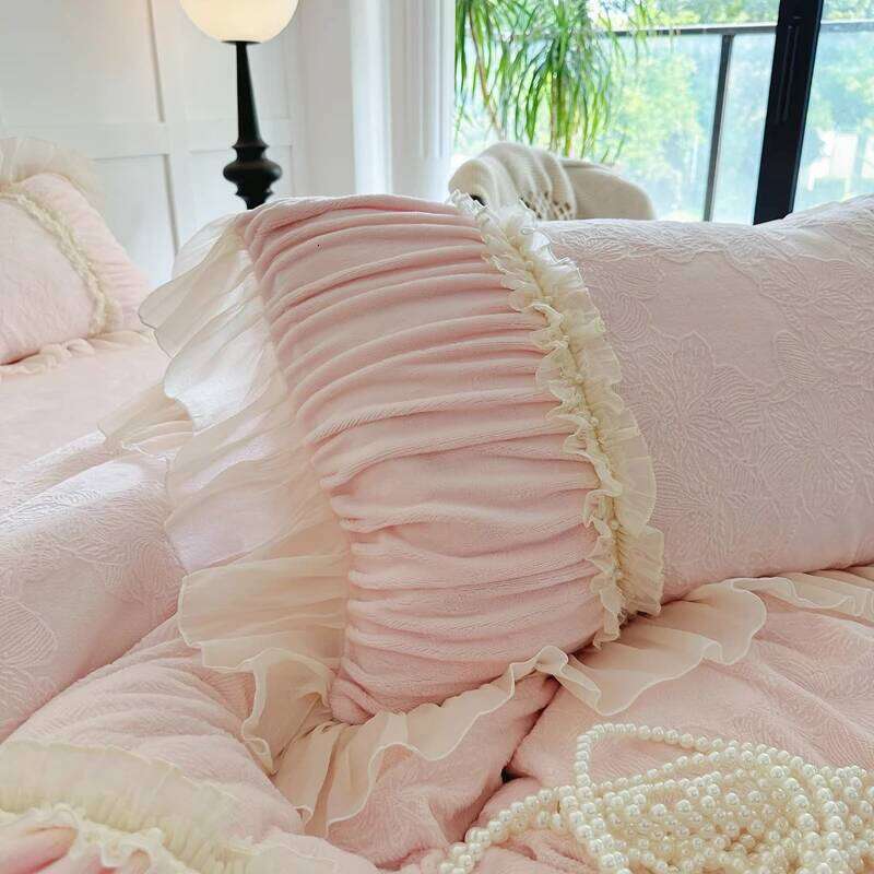 Pink Princess Style Pleated Lace Ruffles Carved Velvet Warm Soft Bedding Set Duvet Cover Flat/Fitted Bed Sheet Pillowcases 4Pcs Y260124