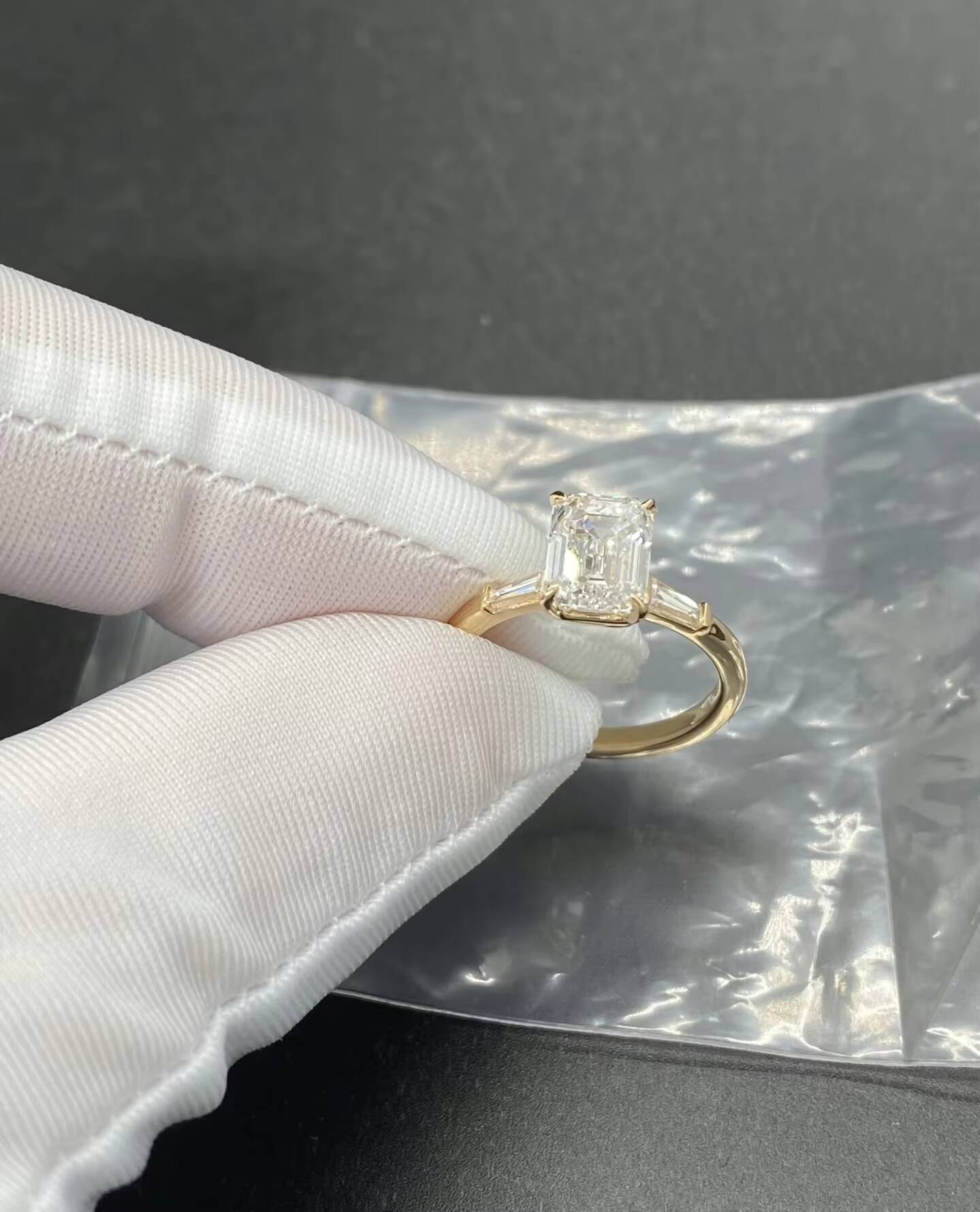 18K Gold Lab-Grown Emerald and Diamond Ring Direct Supply From Lab-Grown Gemstone Factory
