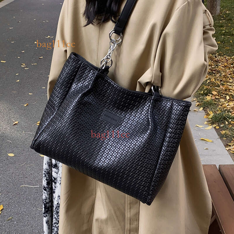 New Arrivals For Women, Large Capacity, New Fashionable Versatile High-End Feel, Single Shoulder Bag, Casual Fashion Commuter Tote Bag Evergwish