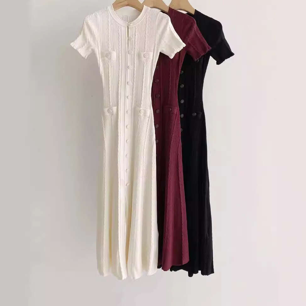 2026 autumn new designer women's French short sleeved pleated long knitted dress