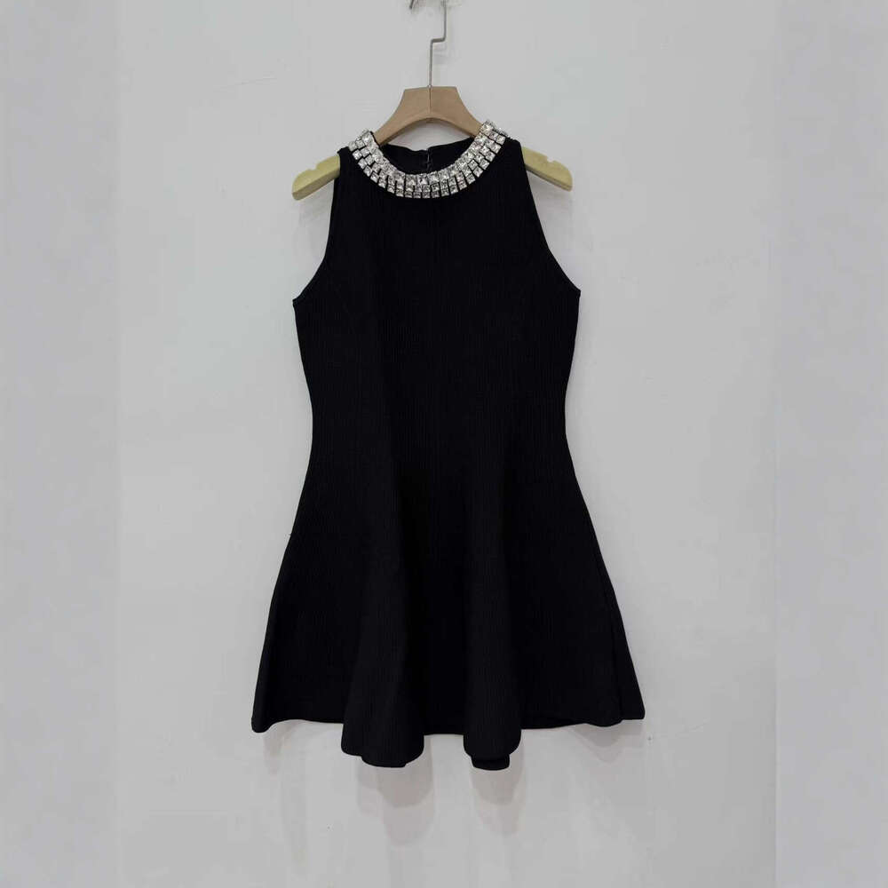 French Elegance 2026 Autumn New Social Style Water Diamond Round Neck Knitted Sleeveless Waist Small Black Dress