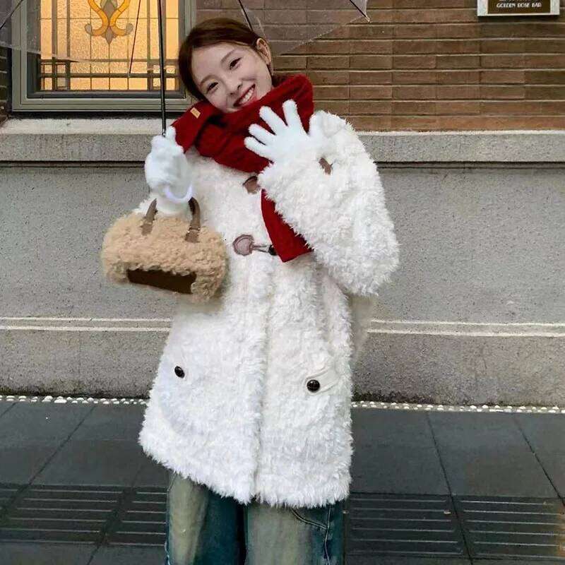 Fashionable Lamb Fur Women's Crossbody New Arrival Pillow Shaped Handbag Autumn Season Small Bag Versatile Design XJ260125