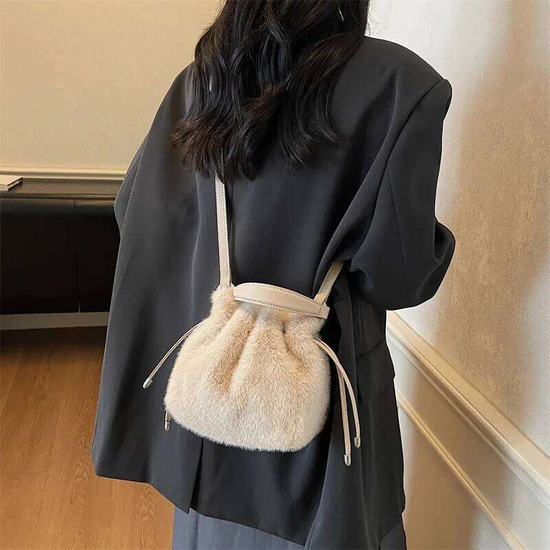 Winter New Fluffy Textured Casual Crossbody Bags Women Fashion Bucket Korean Style Simple and Versatile Handle Shoulder Bag XJ260125