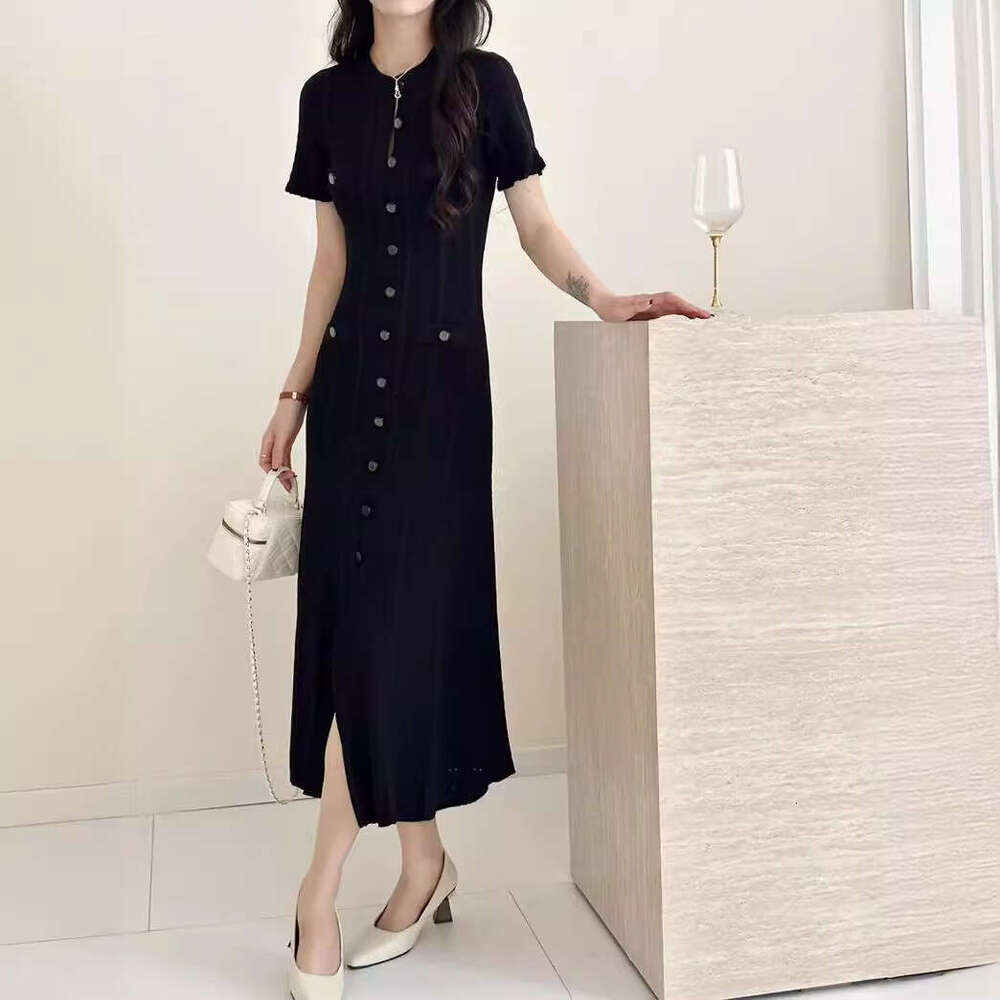 2026 autumn new designer women's French short sleeved pleated long knitted dress