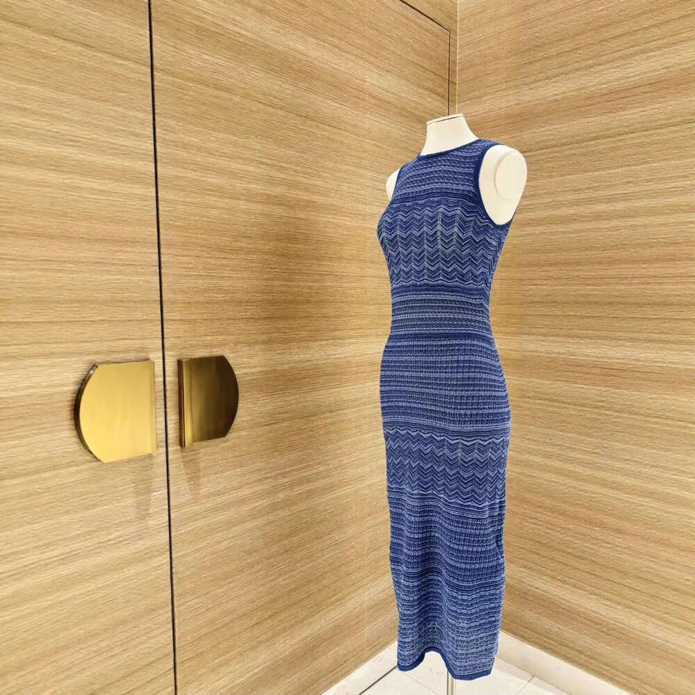 2026 French elegant summer new fashionable temperament wave pattern slim fit round neck long knitted dress