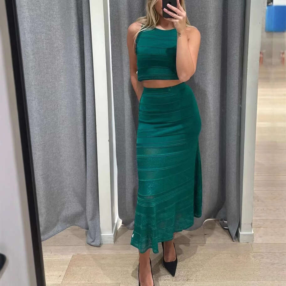 French elegance 2026 summer new designer slim fit sleeveless knitted slim fit vest top women's skirt set