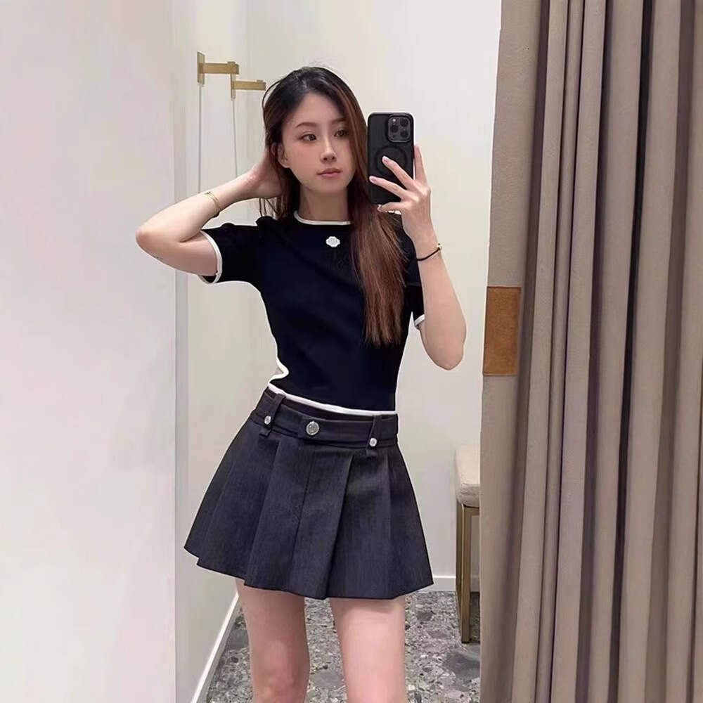 French Elegance 2026 Early Autumn Designer Color blocked Short Sleeve Round Neck Waist Knitted Sweater Elastic Slimming jumpsuit