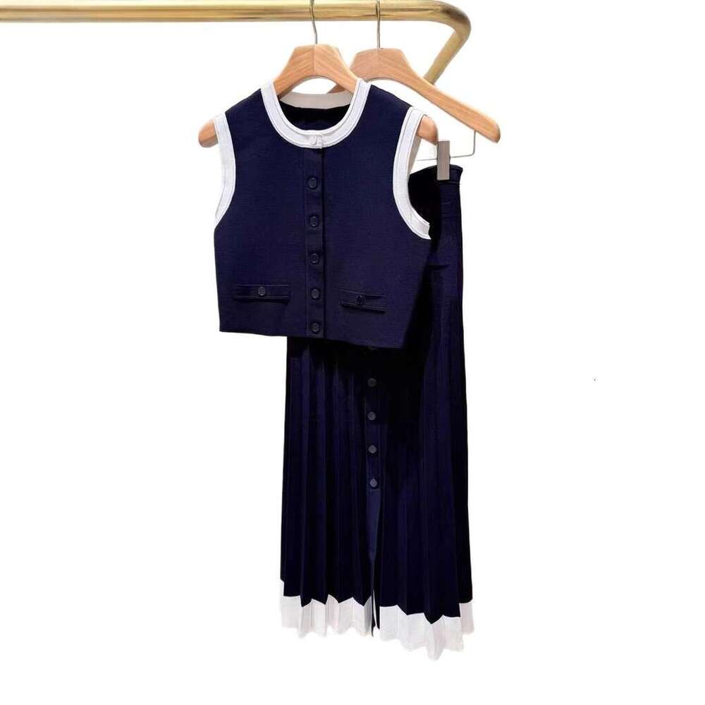 French elegance 2026 summer new simple color block knitted cardigan vest pleated skirt set for women