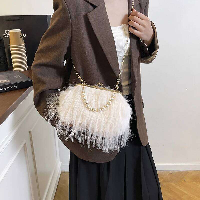 Autumn and winter plush clip fashion chain slanted shoulder hand dinner bag XJ260125