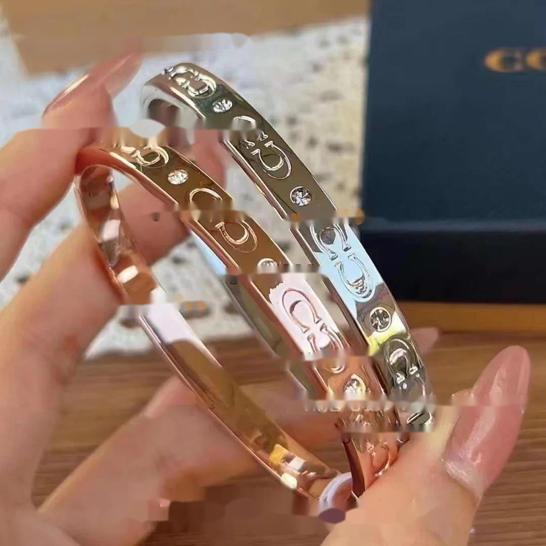 Charm Bracelets Designer Mens and Womens Luxury Bracelets Carriage COA Koujia New Double C Open Couple Bracelet for Women with Letter Engraving