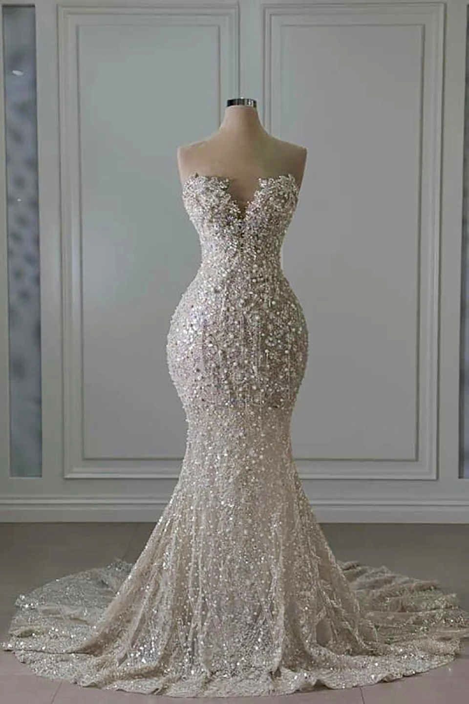 Luxury Mermaid Wedding Dress Sweetheart Neck Sleeveless Bridal Gown With Crystal Appliques And Pearls Sweep Train Custom Made Bd515