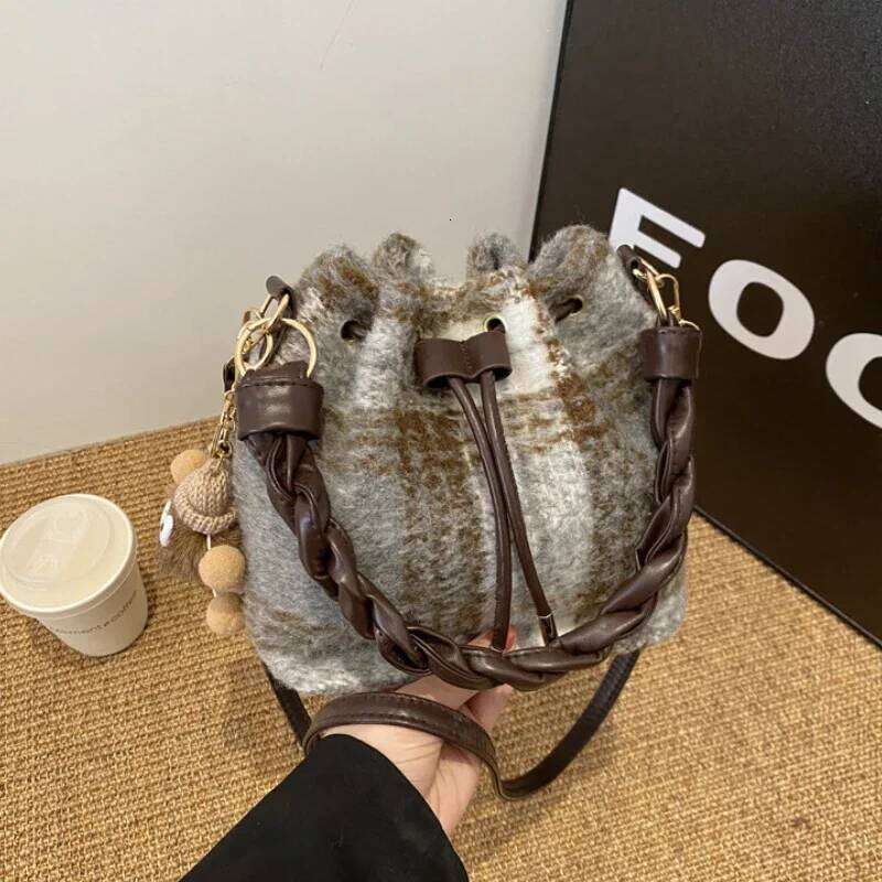 Vintage Woolen Plaid Shoulder Portable Bucket Bag Versatile Crossbody Bags for Women Purse and Handbags XJ260125