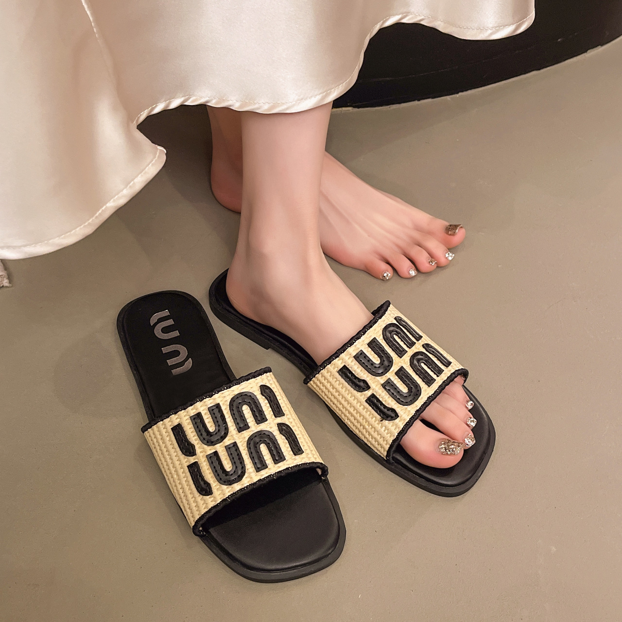 Hot free shipping flat slippers for womens flat slippers black beige brown Fashionable and versatile outdoor beach slippers