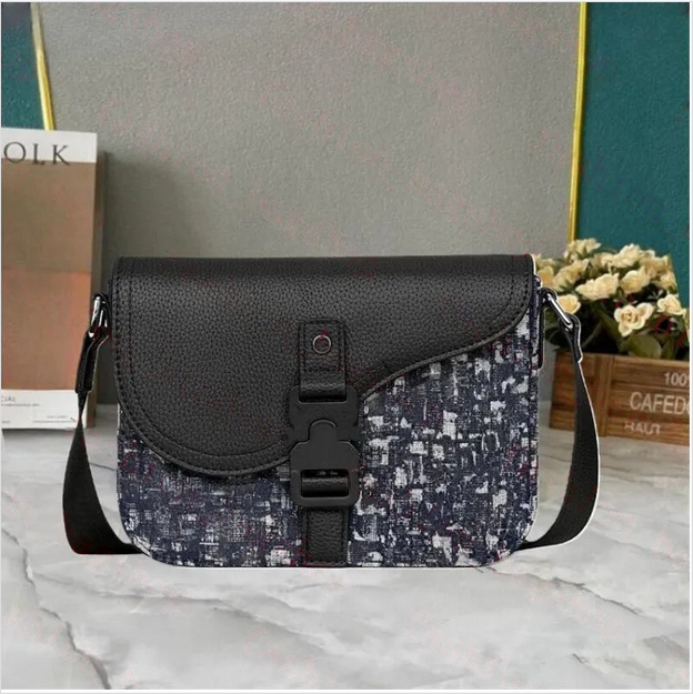 TOP Men Designer Shoulder Bags Man Messenger Bag Crossbody Purse Travel Outdoor Packs Male Luxurys bags Casual Cross Body book bag Men Fashion black