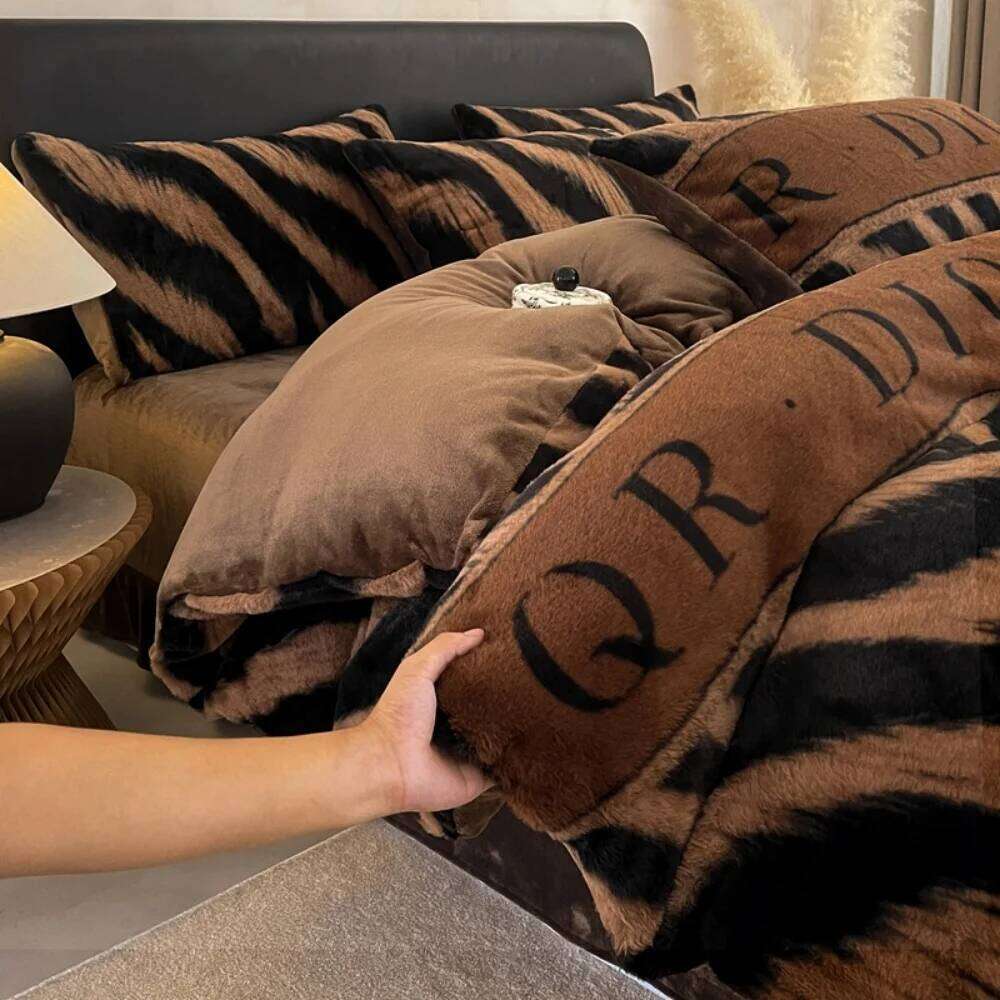 Fashion Leopard Printed Thicken Milk Velvet Bedding Rabbit Plush Winter Warm Four-Piece Set Duvet Cover Pillowcase Bed Sheet Y260124
