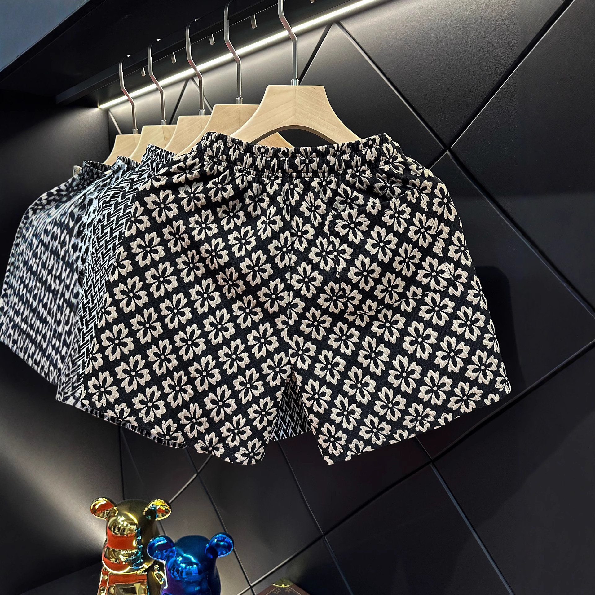 Designer Clothes Light Luxury Trendy Brand Men's Shorts Summer Luxury Brand New Loose Four-Quarter Beach Shorts Retro Five-Quarter Shorts Casual 