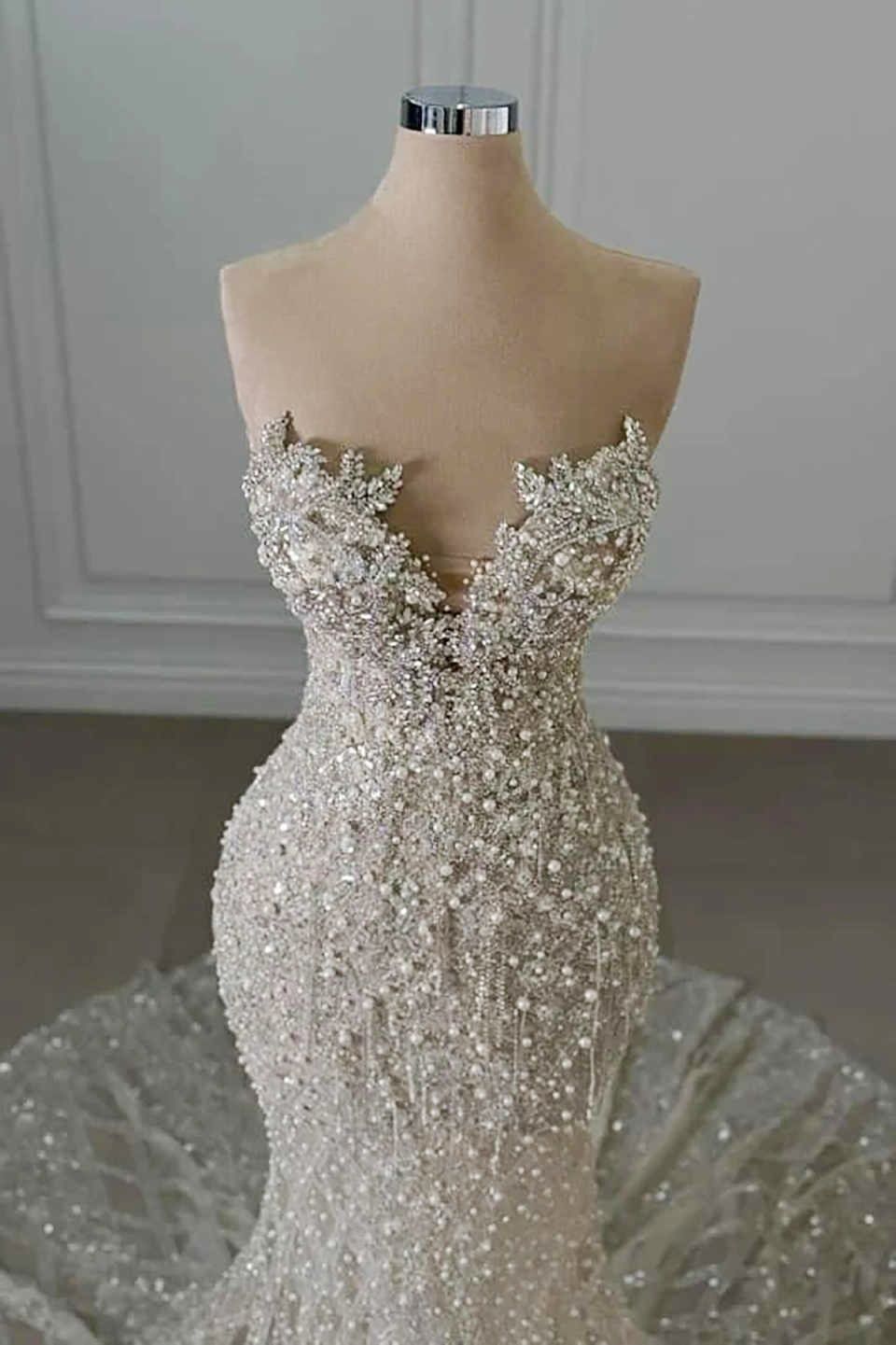 Luxury Mermaid Wedding Dress Sweetheart Neck Sleeveless Bridal Gown With Crystal Appliques And Pearls Sweep Train Custom Made Bd515
