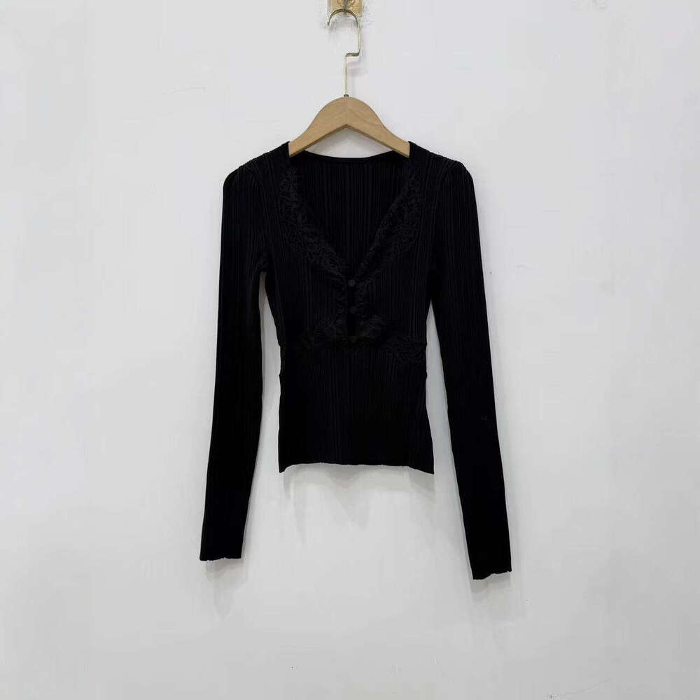 2026 French elegant designer niche autumn and winter elegant V-neck lace hollow knit shirt top