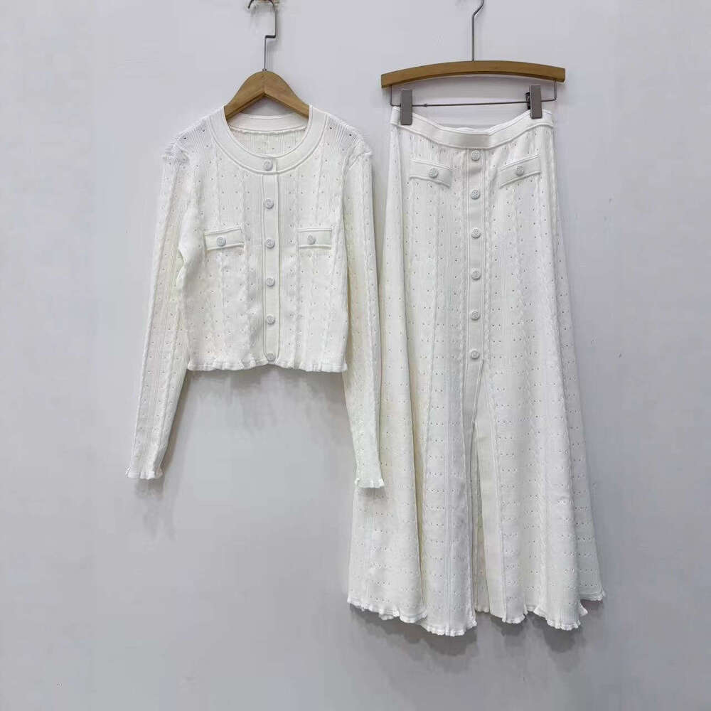 2026 autumn and winter French elegant small fragrance jacquard single breasted slim fit long sleeved knitted women's cardigan