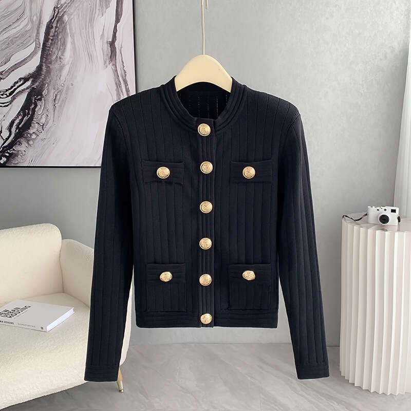 2026 Autumn/Winter New Small Fragrant Metal Buckle Knitted Cardigan Social Style Double Pocket Design Women's Top