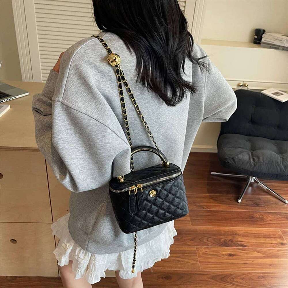 Women Luxury Shoulder Bag Diamond Quilted Metal Flower Accent Large Capacity Zipper Adjustable Strap for Daily Travel Business XJ260125