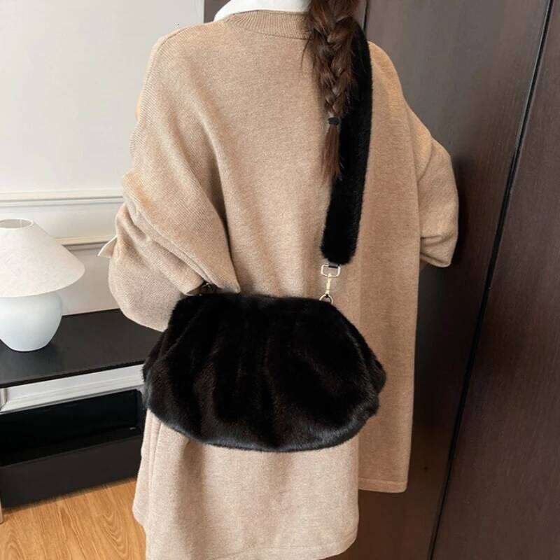 Fashion Faux Fur Shell Crossbody Women Winter New Wrinkle Cloud Clutch High Quality Plush Shoulder Bag XJ260125