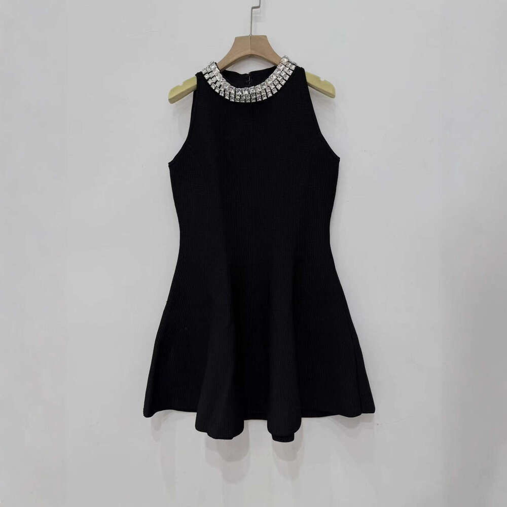 French Elegance 2026 Autumn New Social Style Water Diamond Round Neck Knitted Sleeveless Waist Small Black Dress