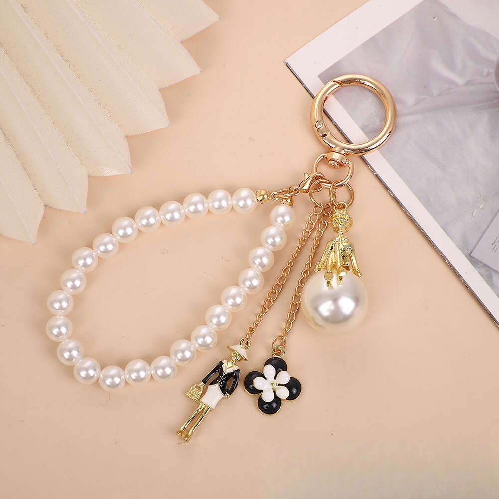 Alloy keychain pendant Women's pearl accessory A versatile and error-proof fashion item