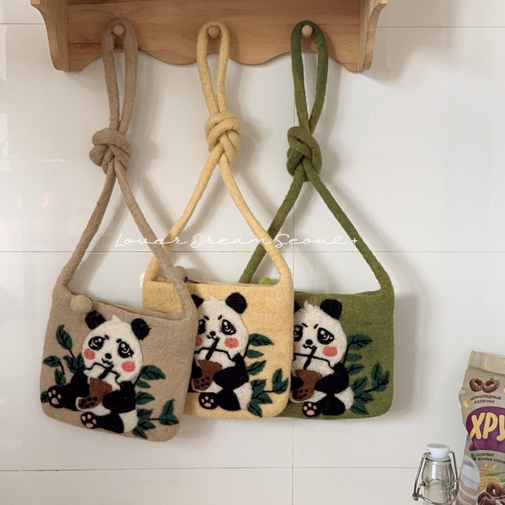 European And American Autumn Winter New Cartoon Panda Wool Felt Crossbody Cute Niche Design Shoulder Bag Fashion Accessory
