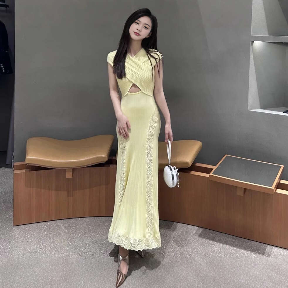 2026 Spring New Designer French Elegant and Soft Style V-neck Hollow Knitted Dress