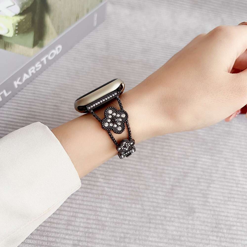 Four-Leaf Clover Diamond-Encrusted Apple Watch Band for Series 10/9/8/7 Alloy Metal Bracelet Women's Fashion Dressy Replacement Strap Fashion