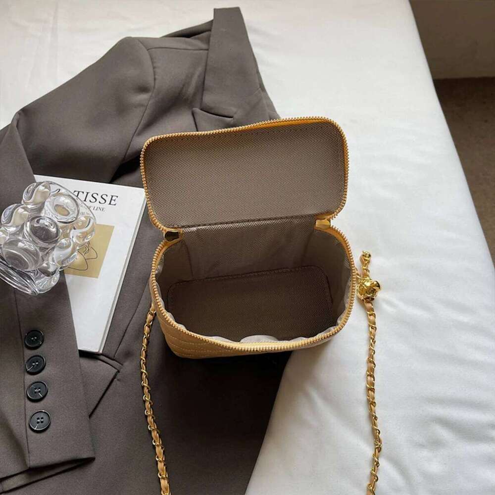 Women Luxury Shoulder Bag Diamond Quilted Metal Flower Accent Large Capacity Zipper Adjustable Strap for Daily Travel Business XJ260125