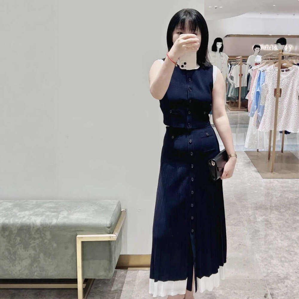 French elegance 2026 summer new simple color block knitted cardigan vest pleated skirt set for women