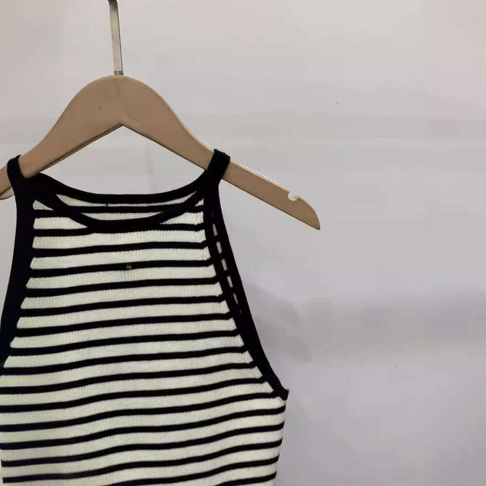 2026 Designer Spring/Summer New Striped Knitted Black and White Sleeveless Tank Top for Women