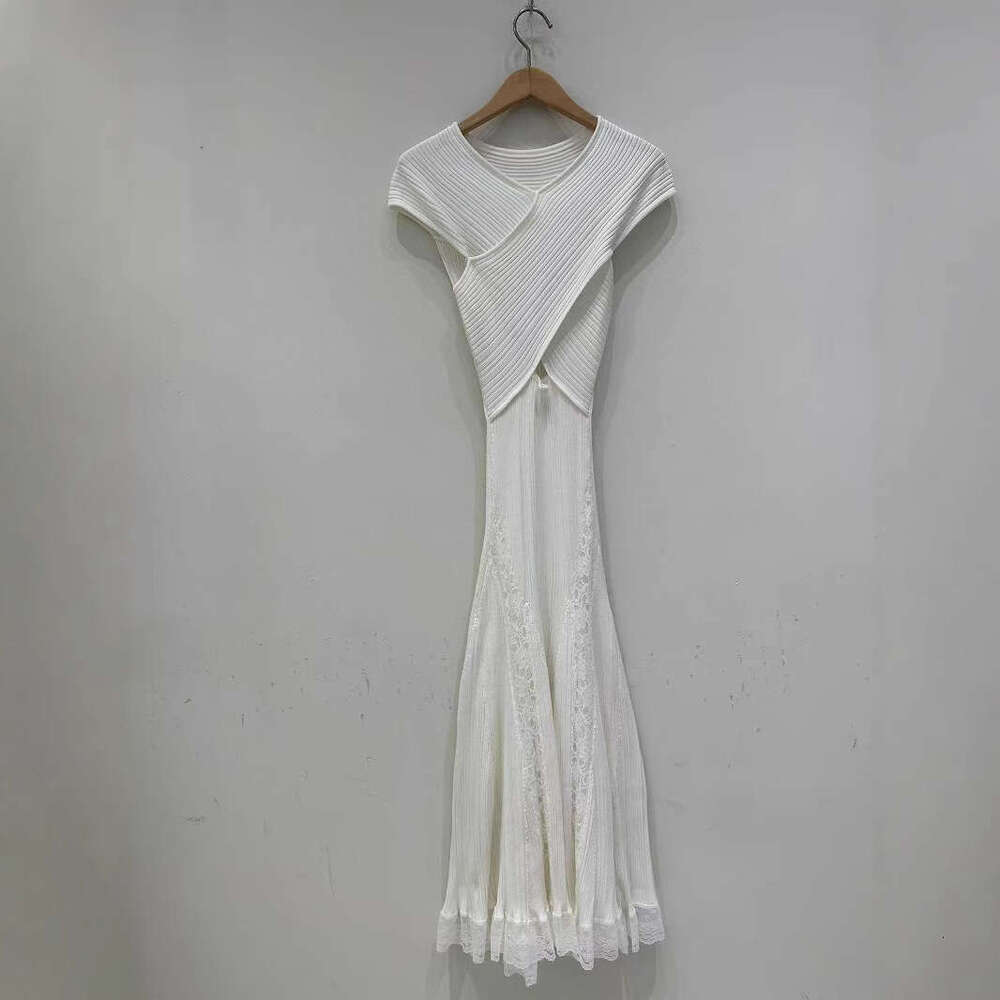 2026 Spring New Designer French Elegant and Soft Style V-neck Hollow Knitted Dress