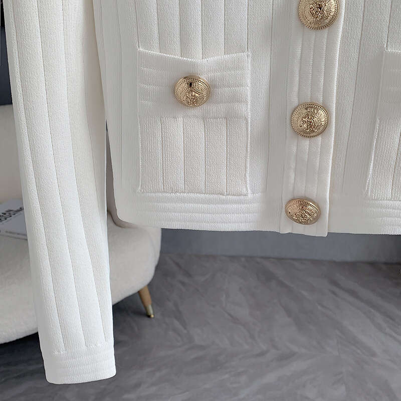 2026 Autumn/Winter New Small Fragrant Metal Buckle Knitted Cardigan Social Style Double Pocket Design Women's Top