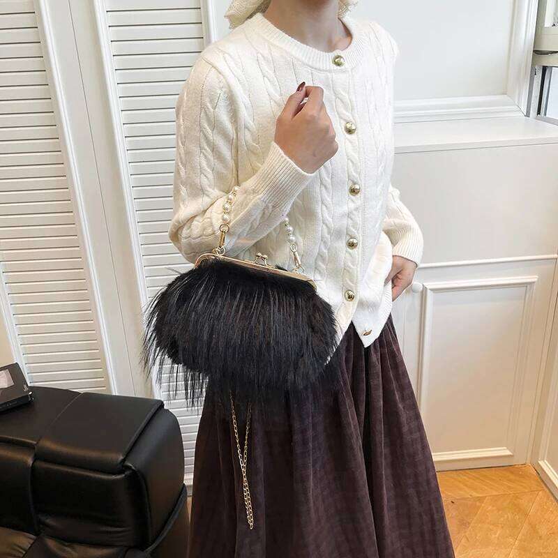 Autumn and winter plush clip fashion chain slanted shoulder hand dinner bag XJ260125