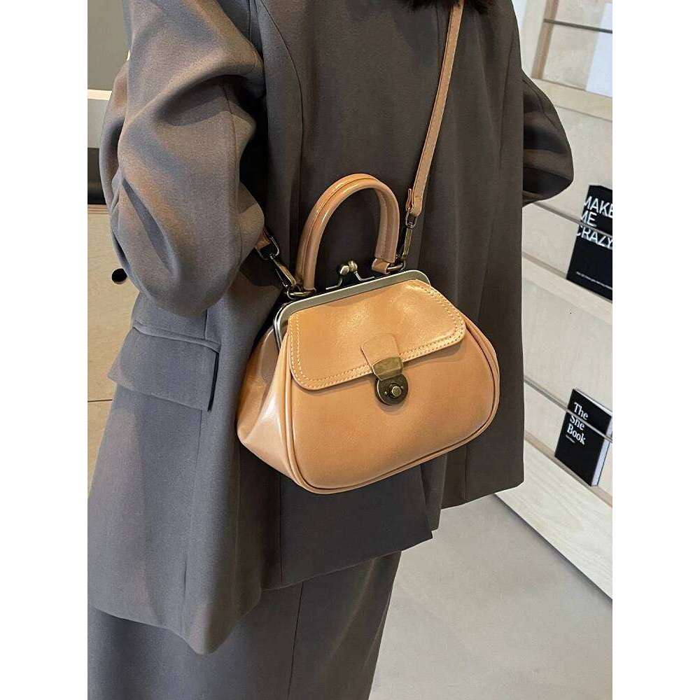 Women's New High Quality Texture Crossbody Bag Autumn Winter Retro Versatile Single Shoulder Fashion Trend PU Solid Handbag XJ260125